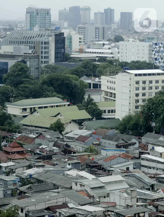 Suasana kepadatan permukiman penduduk antara gedung perkantoran di Jakarta, Kamis (20/2/2020). Berdasarkan data Badan Pusat Statistik (BPS) per 2019, kepadatan penduduk DKI Jakarta secara umum mencapai 15.938 jiwa per kilometer persegi. (Liputan6.com/Faizal Fanani)