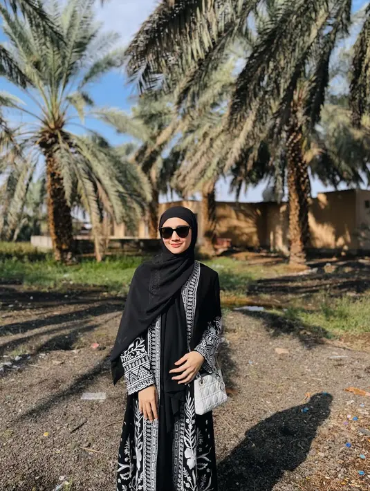 Febby pun mengunggah beberapa foto yang menampilkan gaya santunnya saat jalani ibadah [@febbyrastanty]