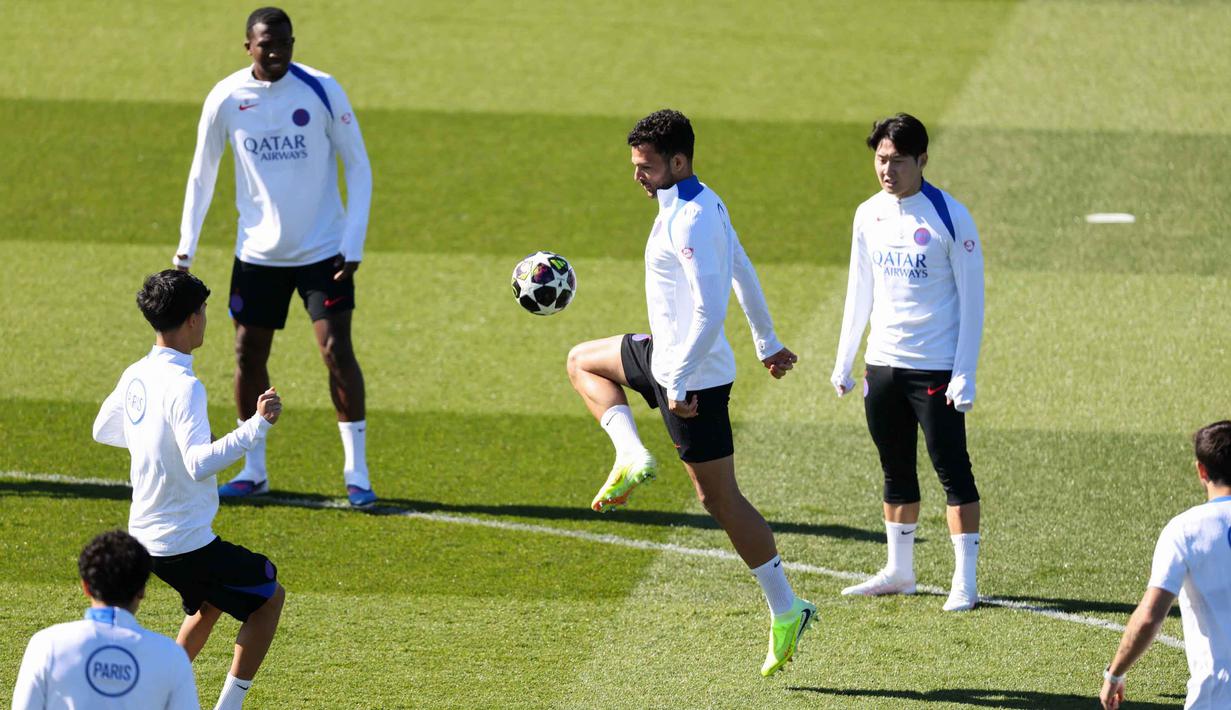 Penyerang Paris Saint-Germain, Goncalo Ramos (tengah) mengontrol bola selama sesi latihan di Campus Paris Saint-Germain, Poissy, pinggiran barat Paris pada Selasa 7 April 2026. Dua raksasa sepak bola Eropa, Paris Saint-Germain (PSG) dan Liverpool, akan bertanding di babak perempat final Liga Champions 2025/2026. (FRANCK FIFE/AFP)