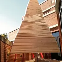 Seorang pria membuat pohon Natal raksasa dari kayu yang dirancang bentuk spiral. (Via: boredpanda.com)