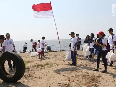 Relawan membersihkan sampah di pantai timur ancol, Jakarta, Minggu (18/8/2019). Dalam rangka merayakan HUT ke-74 RI, Pandu Laut Nusantara, KKP, Yayasan Econusa bersama puluhan komunitas pecinta laut dan influencer lainnya akan menggelar gerakan Menghadap Laut 2.0. (Liputan6.com/Herman Zakharia)