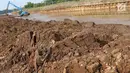 Lumpur yang menunpuk di kawasan Setu Babakan, Jakarta, Senin (7/5). Pengerukan lumpur dilakukan untuk menambah daya tampung air Setu Babakan. (Liputan6.com/Immanuel Antonius)