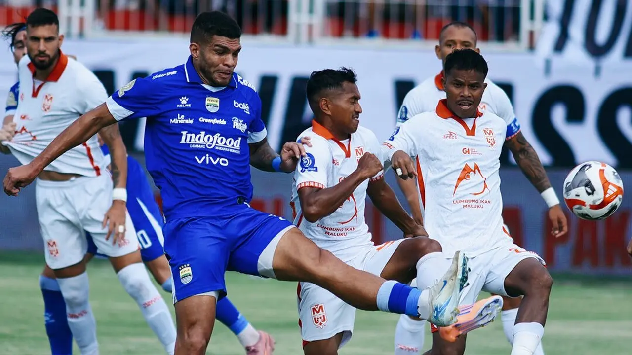 Berguinho, Abduh Lestaluhu dan Manahati Lestusen - BRI Super League 2025/2026