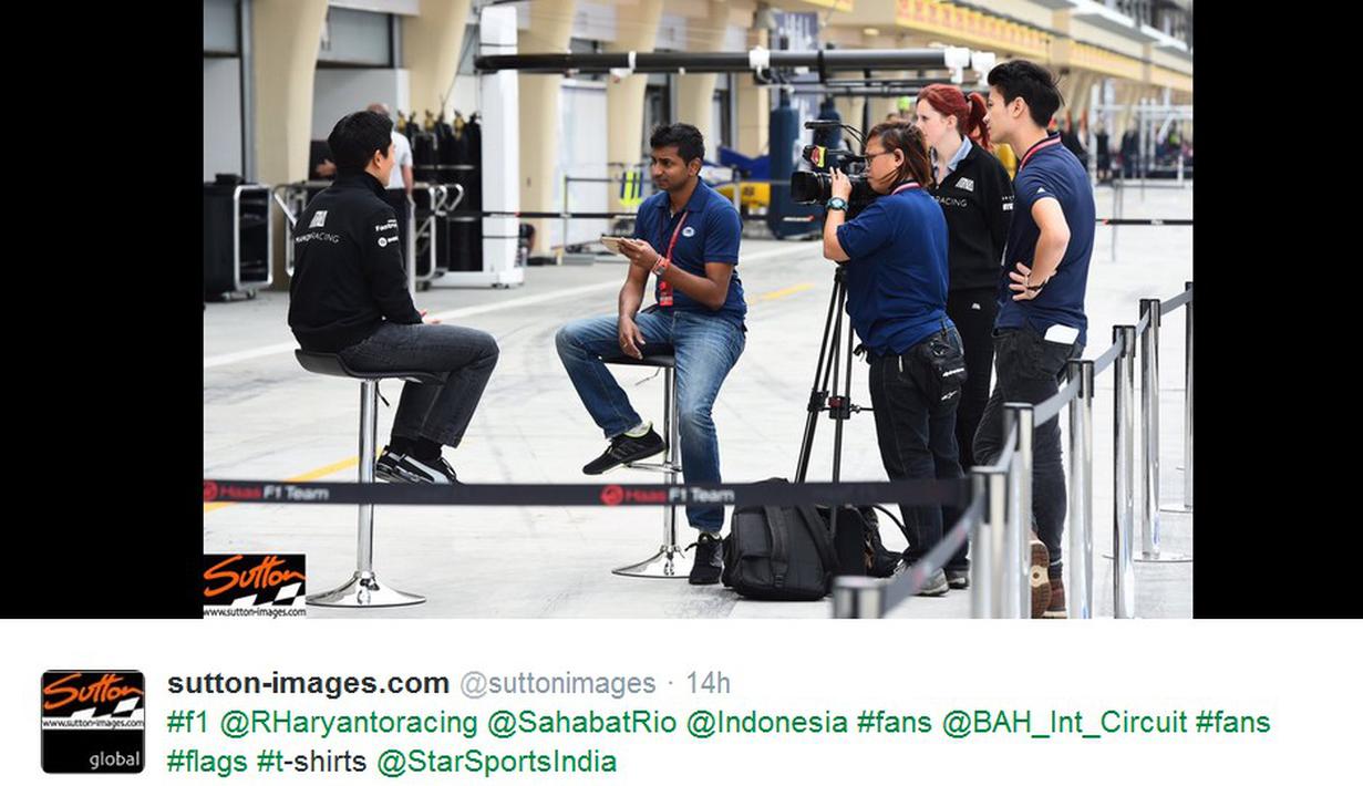 Pebalap Manor Racing asal Indonesia, Rio Haryanto, diwawancarai TV Star Sport India di depan paddock Manor Racing di Sirkuit Internasional Sakhir, Bahrain, Kamis (31/3/2016). (Bola.com/Twitter)