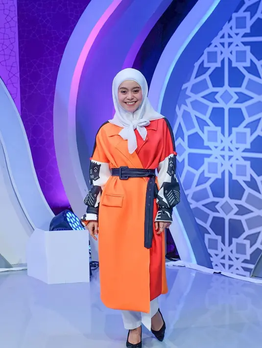 Selain itu, ia juga membuat variasi dengan hijab segi empat yang dibentuk pita di bagian depan. (Instagram/lestykejora).