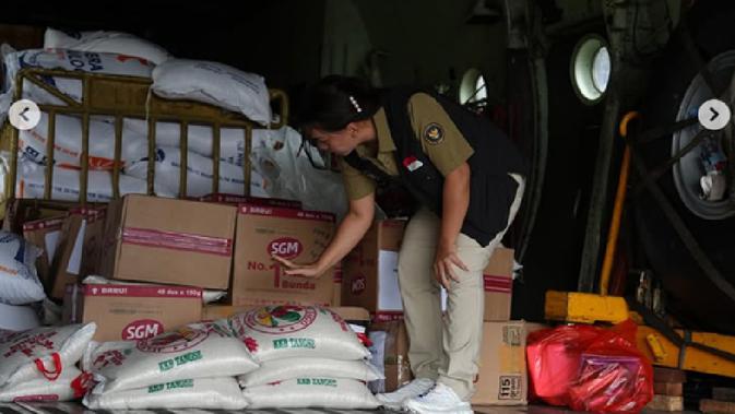 Zita Anjani Bagikan Bantuan Presiden untuk Korban Banjir Bandang Sumatera, Pakai Sepatu Putih