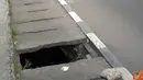 Citizen6, Jakarta: Trotoar bolong di Jalan Asia Afrika Senayan, Jakarta, membahayakan para pengguna jalan. (Pengirim: Akhid)