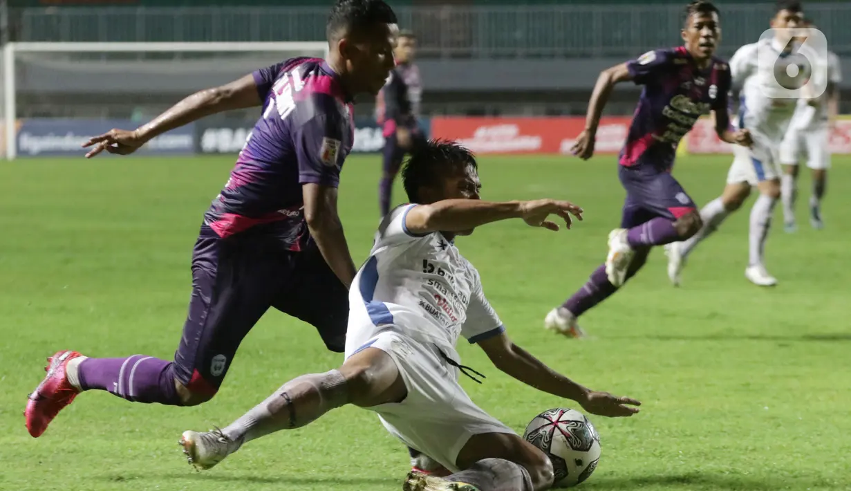 Pemain RANS Cilegon FC berebut bola dengan pemain PSIM Yogyakarta pada laga semifinal Liga 2 Indonesia 2021 di Stadion Pakansari, Kab Bogor, Senin (27/12/2021). RANS Cilegon unggul 3-0 dan melaju ke final serta memastikan satu tempat promosi ke Liga 1. (Liputan6.com/Helmi Fithriansyah)