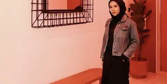 Ajeng tampil casual mengenakan jaket denim yang dipadukan dengan inner hitam yang serasi dengan hijabnya. Sneakers pun melengkapi penampilannya. (Dok. Instagram @ajeng.dinanti)