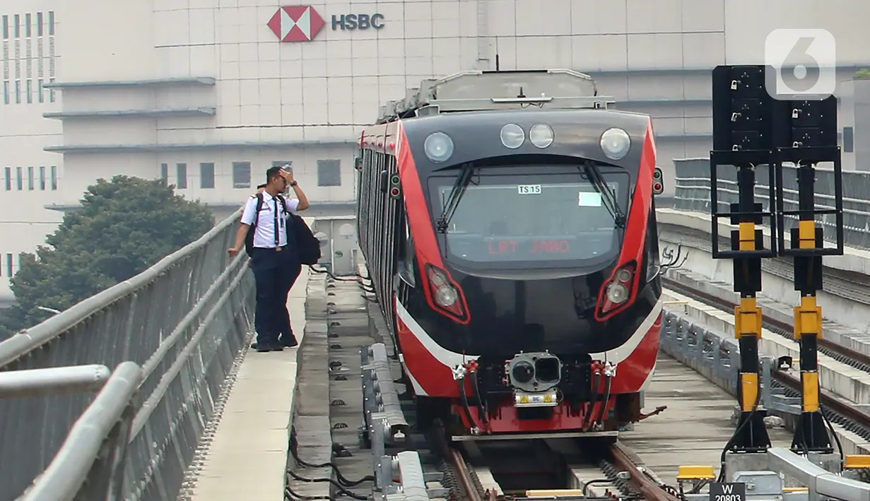 Keberadaan LRT Jabodebek akan menambah pilihan transportasi umum bagi masyarakat Jakarta dan sekitarnya selain MRT dan Bus Transjakarta. (merdeka.com/Arie Basuki)