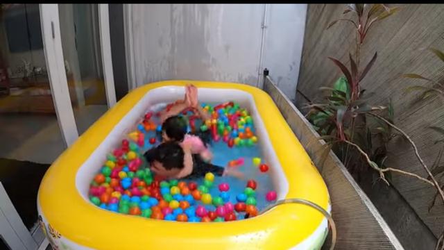 5 Potret Aktivitas Nastusha, Anak Glenn Alinskie dan Chelsea Saat 'Di Rumah Aja'