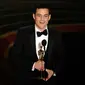 Rami Malek memberikan pidato kemenangan di atas panggung perhelatan Oscar 2019 di Dolby Theatre, Los Angeles, Minggu (24/2). Rami Malek meraih piala Oscar 2019 sebagai Aktor Pemeran Utama Terbaik di film Bohemian Rhapsody. (Kevin Winter/Getty Images/AFP)