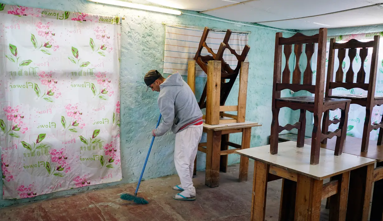 Seorang narapidana menyapu restoran tempat dia bekerja di Penjara Punta de Rieles, Montevideo, Uruguay, 23 Mei 2019. Narapidana di Penjara Punta de Rieles membangun bisnis, bekerja untuk satu sama lain, dan menawarkan produk mereka ke dalam maupun luar penjara. (AP Photo/Matilde Campodonico)