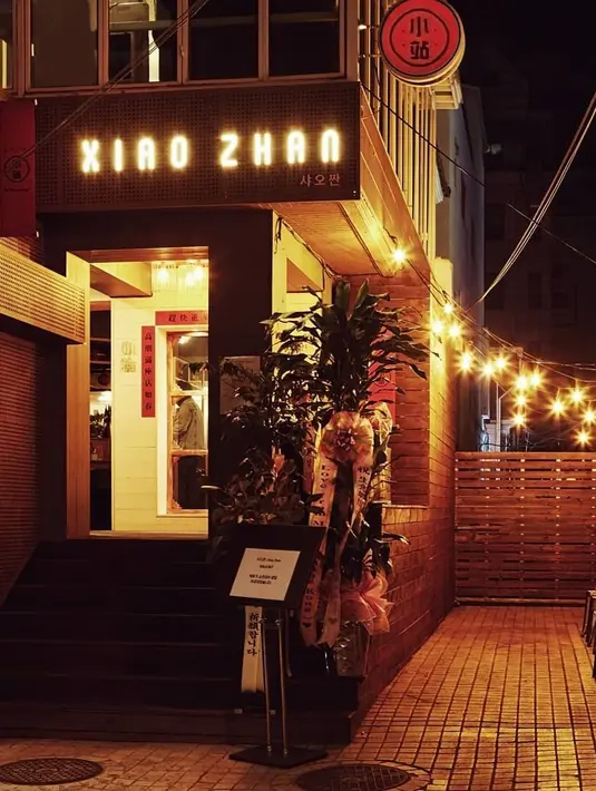 Restoran ini diberi nama Xiao Zhan. Awalnya kebakabaran melanda sebuah toko yang berada di dalam gedung tersebut. (Foto: instagram.com/xiaozhaneats)