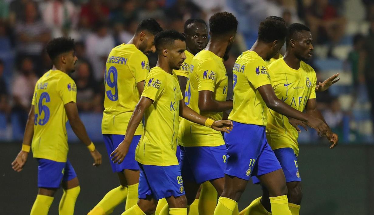 Pemain Al Nassr, Sadio Mane (tengah) melakukan selebrasi bersama rekannya setelah mencetak gol ke gawang Al-Ettifaq pada laga pekan pertama Liga Arab Saudi 2023/2024 di Prince Mohamed bin Fahd Stadium, Dammam, Selasa (15/08/2023) dini hari WIB. (Twitter/
