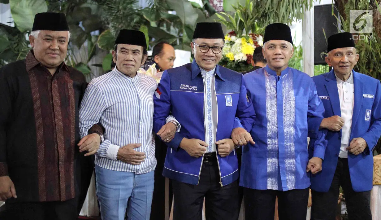 Dewan Pertimbangan MUI Din Syamsuddin, Ketua Umum Partai Idaman Rhoma Irama, Ketua Umum PAN Zulkifli Hasan, Hatta Rajasa dan Ketua Dewan Kehormatan PAN Amien Rais saat acara buka puasa di Widya Chandra, Jakarta, Sabtu (9/6). (Liputan6.com/Faizal Fanani)