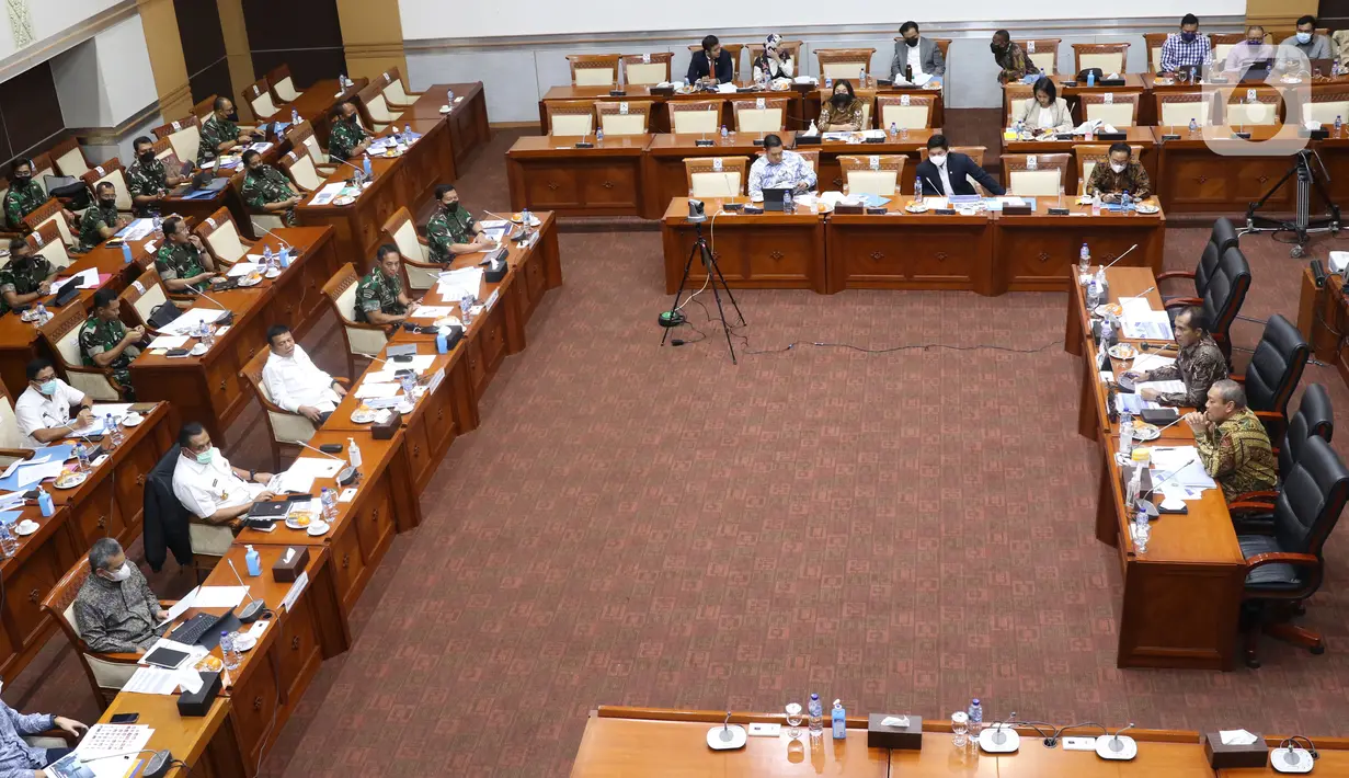 Suasana rapat kerja antara Wakil Menteri Pertahanan Letjen TNI Muhammad Herindra (kiri) bersama Panglima TNI Jenderal TNI Andika Perkasa (tengah) dan Kasal Laksamana TNI Yudo Margono (kanan) dengan Komisi I DPR di kompleks Parlemen, Jakarta, Kamis (24/3/2022). (Liputan6.com/Angga Yuniar)