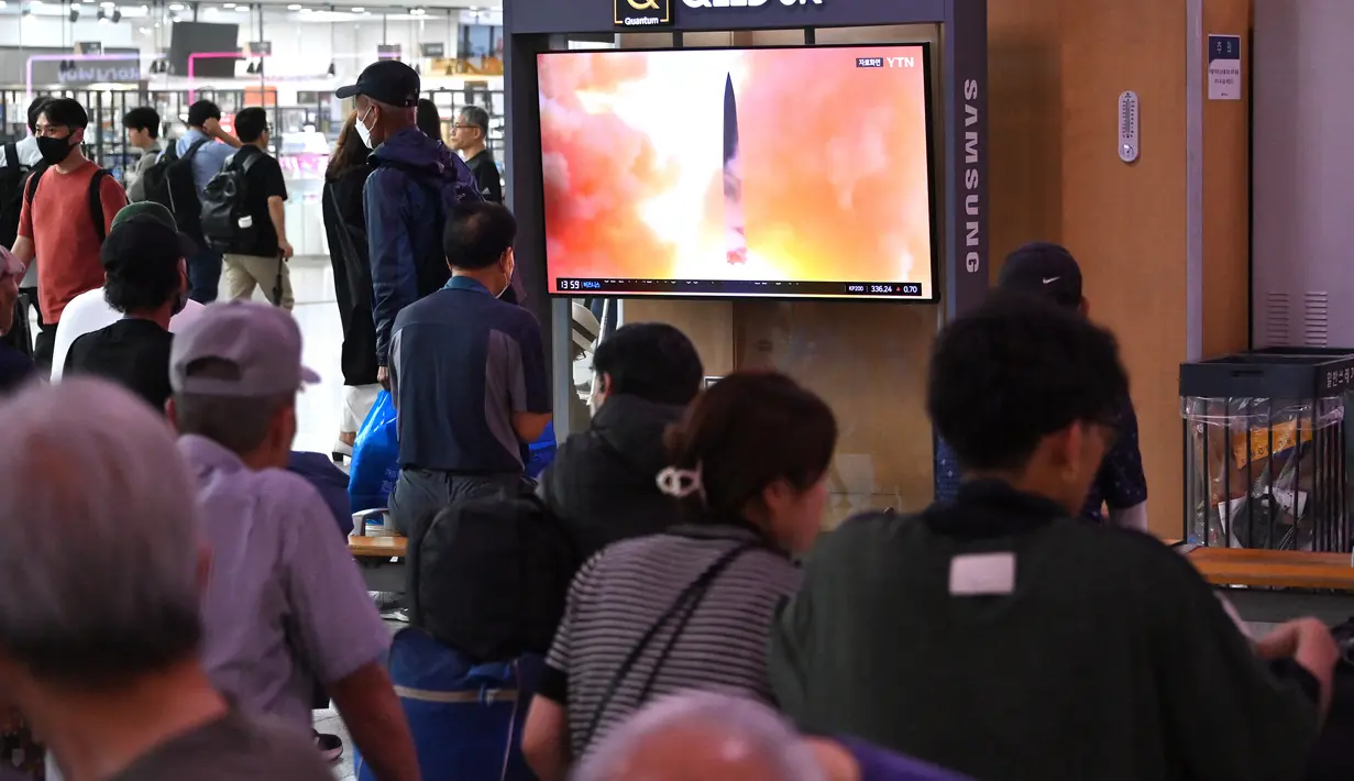 Peluncuran dua rudal balistik oleh Korut itu dilaporkan oleh Kepala Staf Gabungan Korea Selatan (Korsel) dan Penjaga Pantai Jepang. (AP Photo/Lee Jin-man)
