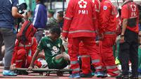 Kapten Persebaya, Ruben Sanadi, cedera saat melawan Tira Persikabo dalam 8 besar Piala Presiden 2019 di Stadion Gelora Bung Tomo, Surabaya (29/3/2019). (Bola.com/Aditya Wany)