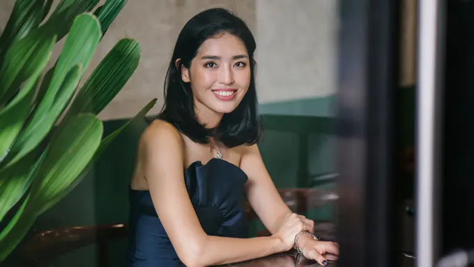 elegan berkelas cantik alami tersenyum