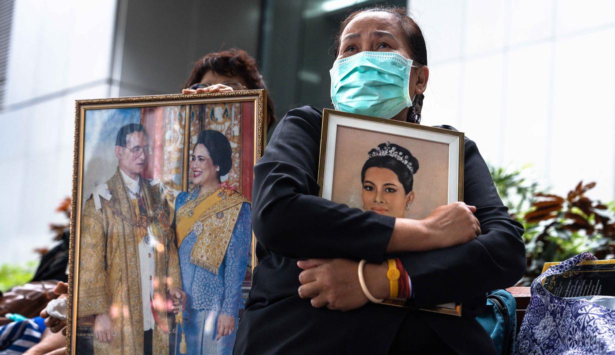 Jenazah Ratu Sirikit Kitiyakara akan disemayamkan di Grand Palace, Bangkok selama setahun sebelum dikremasi. (Chanakarn Laosarakham/AFP)