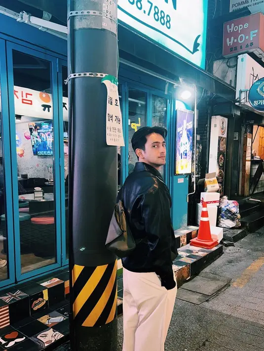 Omar juga selalu menyiapkan gaya terbaiknya saat menemukan tempat bagus untuk berfoto. Dengan gaya cool-nya, setiap jepretan foto tak pernah gagal membuat para penggemar terpesona. Udah mirip dengan Oppa Korea belum? (Liputan6.com/IG/@omardaniel_)