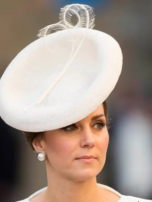 Kate Middleton menghadiri acara 100 tahun dimulainya Pertempuran Passchendaele di monumen Menin Gate, di Ypres, Belgia, Minggu (30/7). Kate Middleton memakai topi besar untuk menyempurnakan penampilannya pada peringatan itu. (AP Photo)