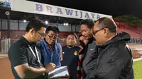 Supervisor Kompetisi PT LIB, Somad, menunjukkan hasil penghitungan penerangan Stadion Brawijaya, Kota Kediri, kepada manajemen Persik. (Bola.com/Gatot Susetyo)