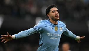 Pemain Manchester City, Omar Marmoush melakukan selebrasi setelah mencetak gol ke gawang Newcastle dalam laga lanjutan Liga Inggris 2024/2025 di Etihad Stadium, Manchester, Inggris, Sabtu (15/02/2025) waktu setempat. (AFP/Oli Scarff)