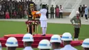 Presiden Joko Widodo (kiri tengah) menyerahkan bendera Merah-Putih kepada seorang pembawa bendera untuk dikibarkan dalam upacara Peringatan Kemerdekaan ke-79 Republik Indonesia di Istana Kepresidenan yang baru di Ibu Kota Negara, Nusantara, Sabtu, 17 Agustus 2024. (AP Photo/Achmad Ibrahim)