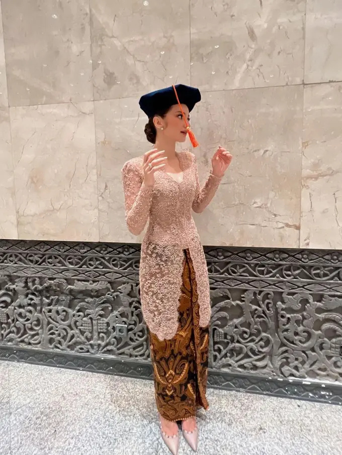 6 Kebaya Wisuda Seleb Paling Menawan yang Bisa jadi Inspirasi, dari Enzy Storia hingga Beby Tsabina