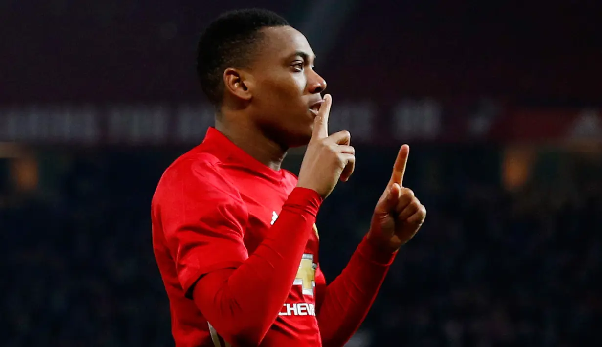 Penyerang MU, Anthony Martial melakukan selebrasi usai mencetak gol ke gawang West Ham United di perempat final Piala Liga (EFL Cup) di Stadion Old Trafford, Inggris, (1/12). MU menang telak atas West Ham dengan skor 4-1. (Reuters/Phil Noble)