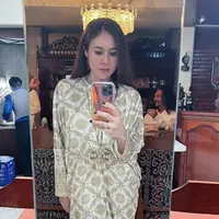 Rayakan Lebaran Bersama Kekasih, Outfit Couple Wulan Guritno Curi Perhatian Publik. (Foto: instagram.com/wulanguritno)