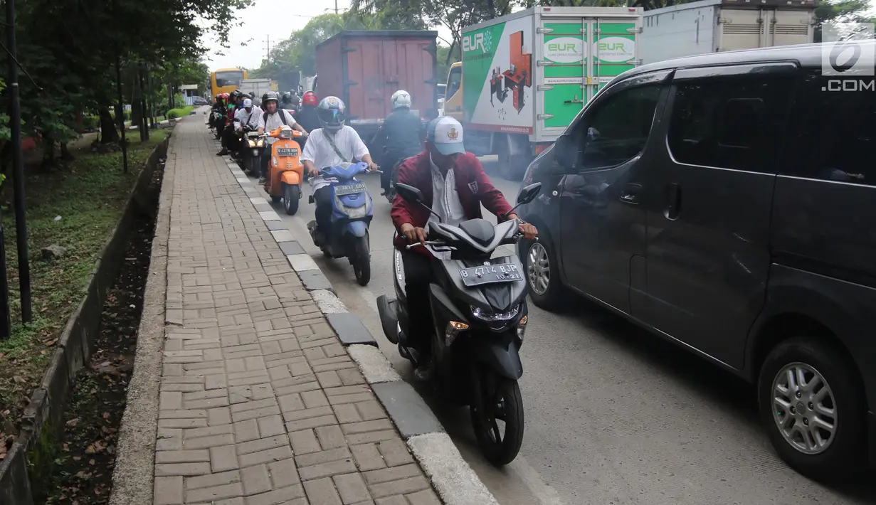 Sejumlah pengendara motor melawan arah saat terjadi kemacetan di Jalan Daan Mogot, Jakarta, Jumat (23/3). Tindakan tersebut dapat membahayakan diri sendiri dan pengendara yang lain. Selain itu juga menambah kemacetan. (Liputan6.com/Arya Manggala)