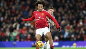 Bek Newcastle United asal Inggris #02, Kieran Trippier (Kanan), beradu dengan penyerang Manchester United asal Belanda #11, Joshua Zirkzee, selama pertandingan Liga Primer Inggris antara Manchester United dan Newcastle United di Old Trafford di Manchester, Inggris barat laut,&nbsp;Selasa dini hari WIB (31-12-2024). (Darren Staples/AFP)