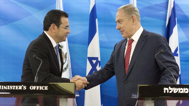 Presiden Guatemala Jimmy Morales (kiri) dan Perdana Menteri Israel Benjamin Netanyahu (Abir Sultan/AFP)