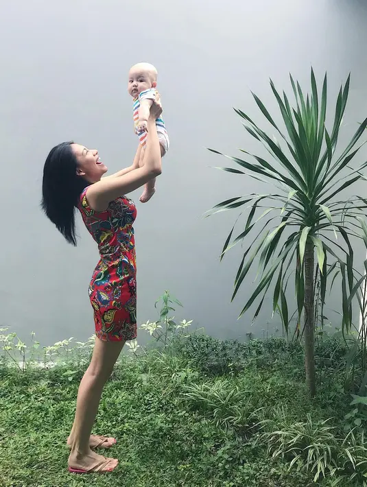 Ibu satu anak ini tetap seksi dan cantik memukau saat bersama si anak. Seperti ini contohnya, Kezia cantik banget memakai dress bermotif batik warna merah. Ia tampak bahagia saat bermain dengan anaknya. (Instagram/itskeziakaramoy)