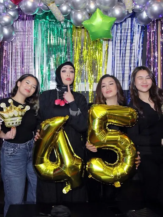 Acara ini juga jadi ajang berkumpul bagi anak Angelina, seperti Keanu Massaid dan anak sambungnya, Aaliyah Massaid dan Zahwa Massaid. Tak hanya itu, Reza Artamevia juga turut hadir di acara ulang tahunnya. (Liputan6.com/IG/@angelinasondakh09)