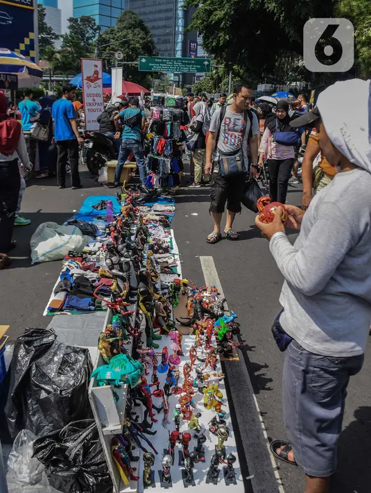 Pedagang kaki lima (PKL) berjualan di kawasan Jalan Sumenep, Jakarta, Minggu (17/11/2019). Setelah adanya larangan berjualan saat car free day (CFD) di kawasan Bundaran Hotel Indonesia, para PKL kini menjajakan dagangannya di Jalan Sumenep dan Jalan Pamekasan. (Liputan6.com/Faizal Fanani)