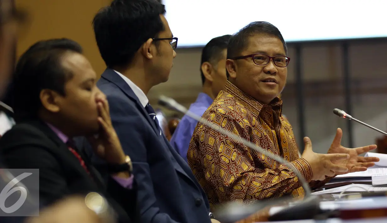 Menkominfo Rudiantara (kanan) memberi penjelasan kepada Komisi I terkait Proses Perpanjangan IPP 10 Lembaga Penyiaran Swasta (IPS) di Indonesia, Jakarta, Senin (3/10). (Liputan6.com/Johan Tallo)