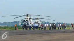 Presiden Joko Widodo tiba di Bandar Udara Internasional Kertajati di Majalengka, Jawa Barat, Kamis (14/1). Bandara Kertajati itu bisa segera dioperasikan, atau selambat-lambatnya pertengahan 2018 bisa segera dioperasikan. (Liputan6.com/Faizal Fanani)