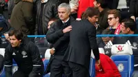 Manajer Manchester United, Jose Mourinho (kiri) dan manajer Chelsea, Antonio Conte. (Mirror).