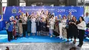 Beby Tsabina yang memakai baju simpel dengan kemeja putih dan celana hitam ikut berfoto bersama dengan para wanita dan istri dari keluarga besar FPD DPR RI. Berdiri di pojok belakang, perempuan 21 tahun itu terlihat paling muda di antara yang lain. (Liputan6.com/IG/@ebynews.id)