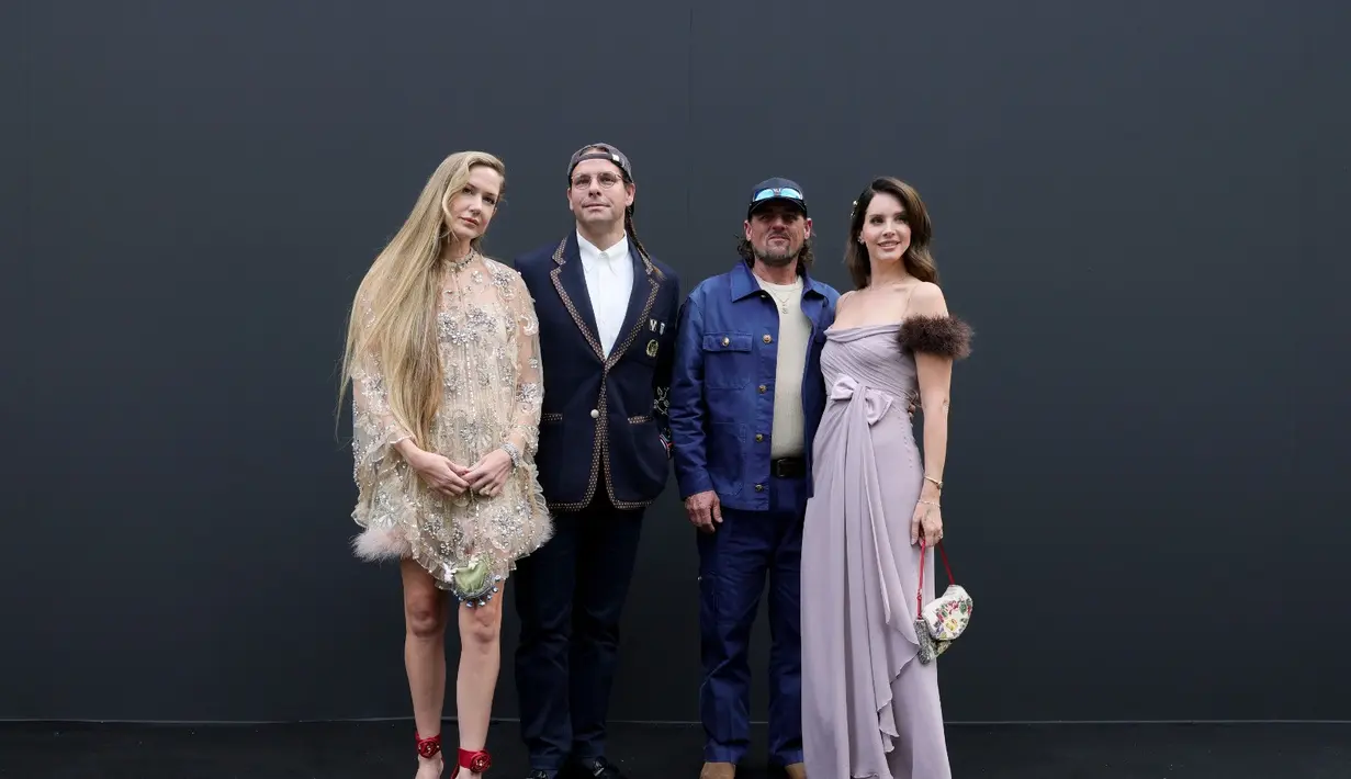 Biasanya identik dengan gaya boho yang dreamy, Lana Del Rey tampil berbeda kali ini. Mengenakan gaun lilac lembut dengan detail lengan berbulu dan drapery anggun, penyanyi Born to Die itu memancarkan aura glamor klasik seperti bintang film era 1940-an. Busana ini menegaskan sisi romantis dan sinematik yang terasa sangat “Valentino by Michele.” [Dok/Valentino].