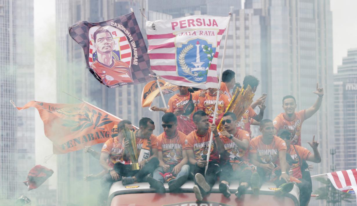 Pemain Persija Jakarta bersama The Jakmania melakukan pawai merayakan gelar juara Liga 1 musim 2018 di Bundaran HI, Jakarta, Sabtu (15/12). Persija berhasil juara Liga 1 usai mengalahkan Mitra Kukar. (Bola.com/M Iqbal Ichsan)