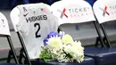 Jersey milik putri Kobe Bryant, Gianna, diletakkan sebelum USA Women National Team Winter Tour 2020 di Hatford, Connecticut, Senin (27/1). Akibat kecelakaan helikopter, legenda NBA itu wafat bersama sang putri. (AFP/Maddie Meyer)