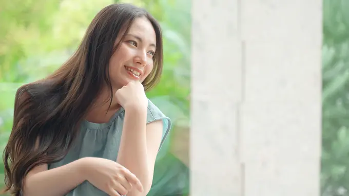 wanita februari tersenyum bahagia