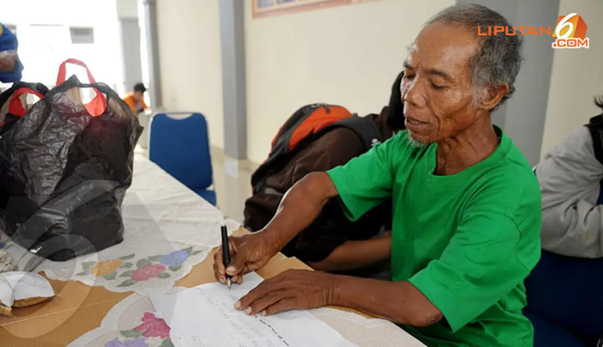 Usai mengklarifikasi kepemilikan asal muasal perolehan uang, Walang menandatangani Berita Acara Penitipan uangnya di Panti Sosial Bina Insan Bangun Daya 2 Cipayung Jakarta Kamis (28/11/13). (Liputan6.com/Helmi Fithriansyah)