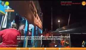 Tim SAR Evakuasi 14 Wisman Penumpang Kapal Wisata yang Tenggelam di Kawasan Taman Nasional Komodo.&nbsp; (dok.Instagram @sar_nasional/https://www.instagram.com/p/DJqGlc2TKYU/Henry)