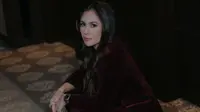 Gaya elegan Wulan Guritno dalam balutan jas. (credit:instagram.com/anggarcp/wulanguritno)